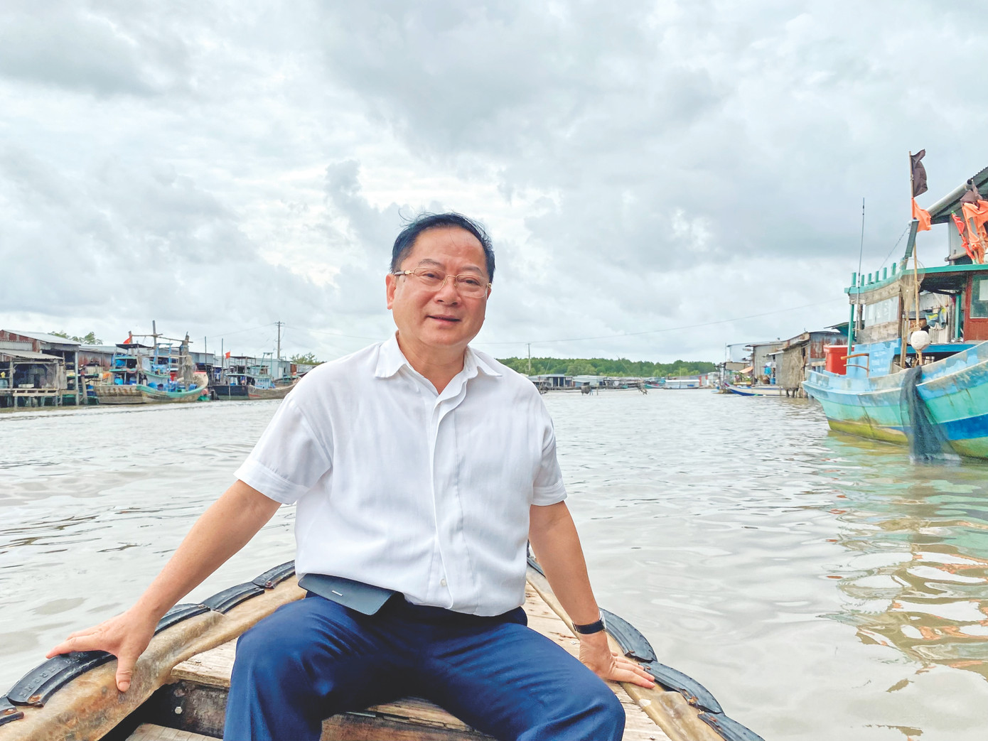 Tác giả trên sông Cửa Lớn đoạn qua Đất Mũi.