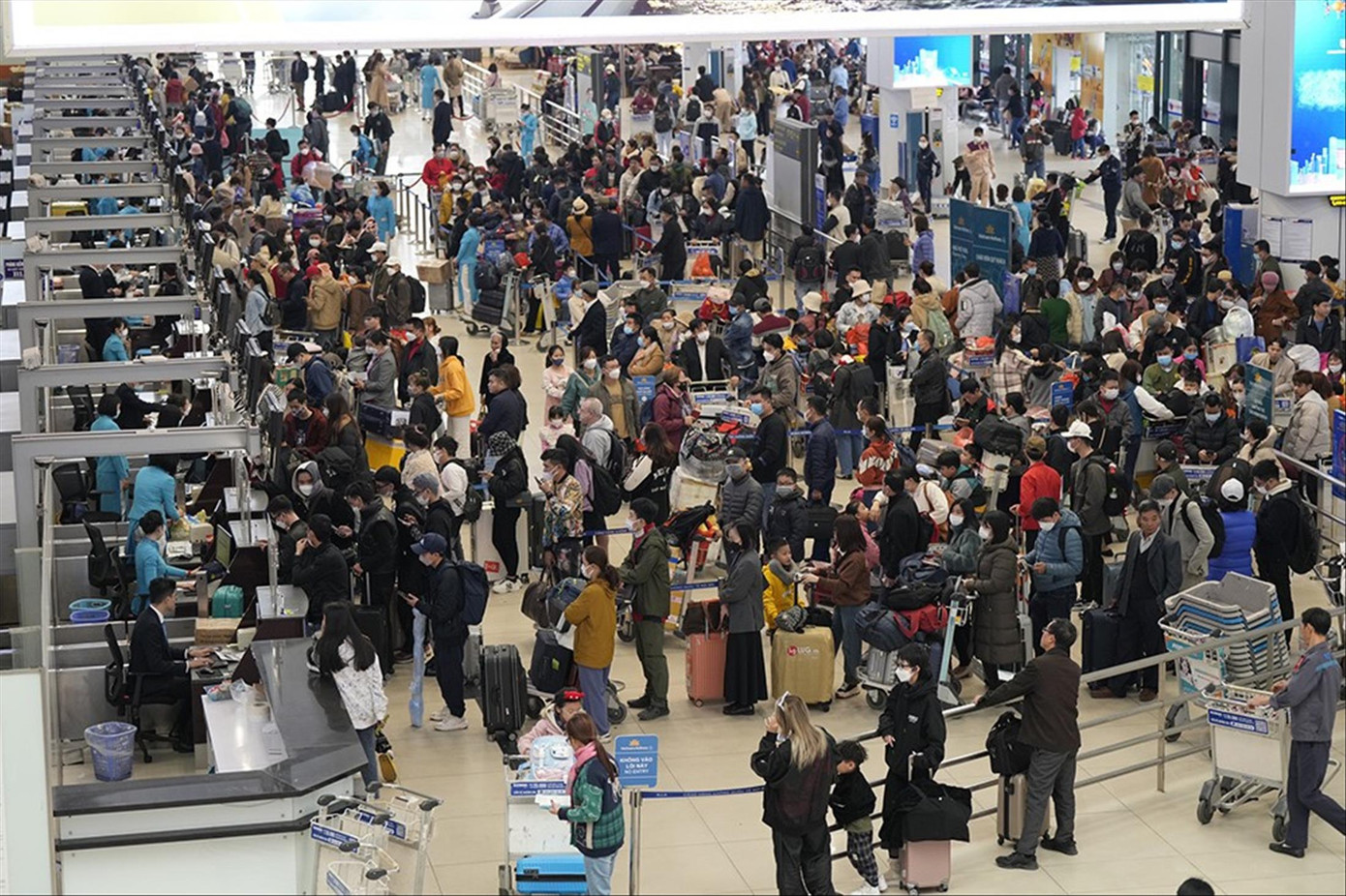 Nhu cầu đi lại dịp nghỉ lễ 30/4 - 1/5 tăng cao khiến vé may bay khan hiếm, giá tăng. Ảnh minh hoạ: Phan Công Nhu cầu đi lại dịp nghỉ lễ 30/4 - 1/5 tăng cao khiến vé may bay khan hiếm, giá tăng. Ảnh minh hoạ: Phan Công