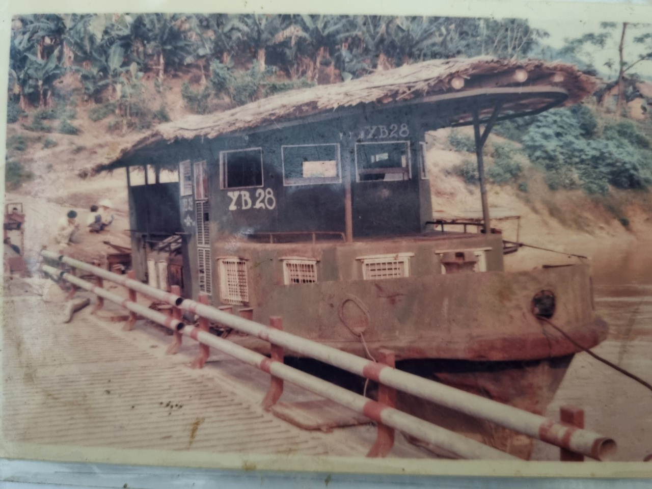 Chiếc ca nô kéo phà chở khí tài vào chiến trường Điện Biên phủ. (ảnh chụp lại tư liệu do ông Phạm Trung Tốn cung cấp)