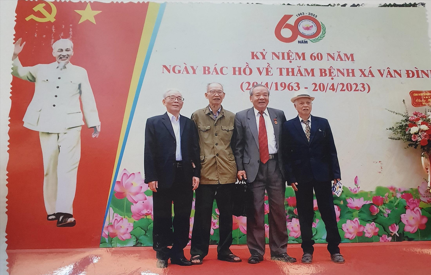 Ông Nguyễn Hữu Kim (thứ 2 từ trái sang) trong lần kỷ niệm 60 năm Bác Hồ về thăm bệnh xá