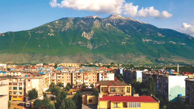 Kukes nằm dưới bóng của dãy núi cao chót vót gần biên giới Albania-Kosovo