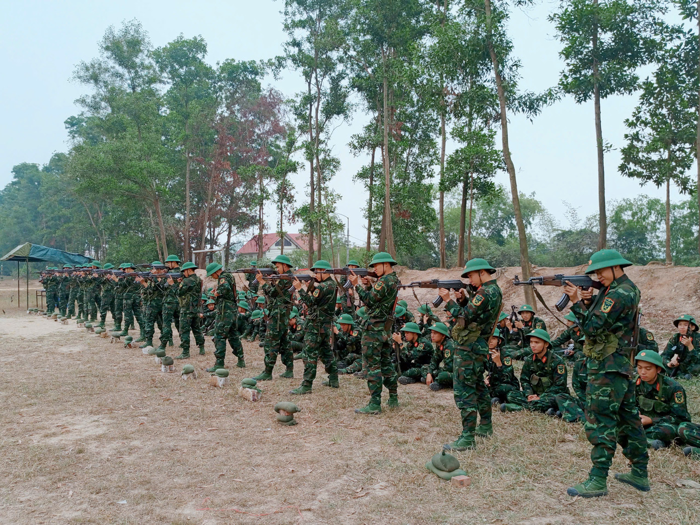 Giờ huấn luyện của Đại đội 1, Tiểu đoàn 1, đơn vị của Trần Đức Tiến và Trần Đức Dũng. Giờ huấn luyện của Đại đội 1, Tiểu đoàn 1, đơn vị của Trần Đức Tiến và Trần Đức Dũng.
