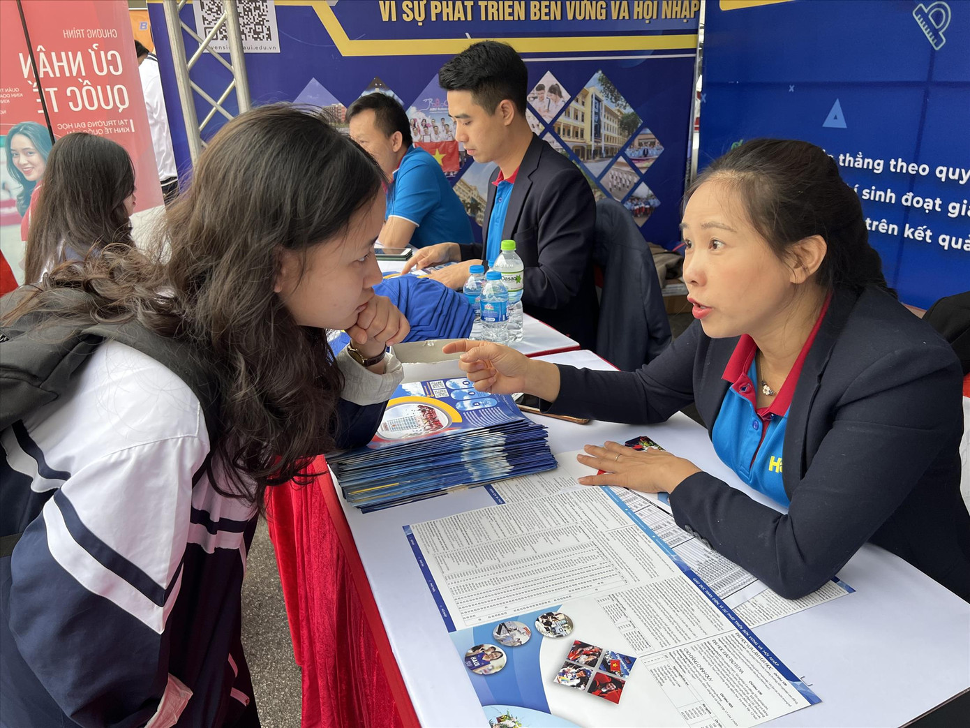 Thí sinh tìm hiểu thông tin tuyển sinh năm 2024 (Ảnh: Nghiêm Huê)