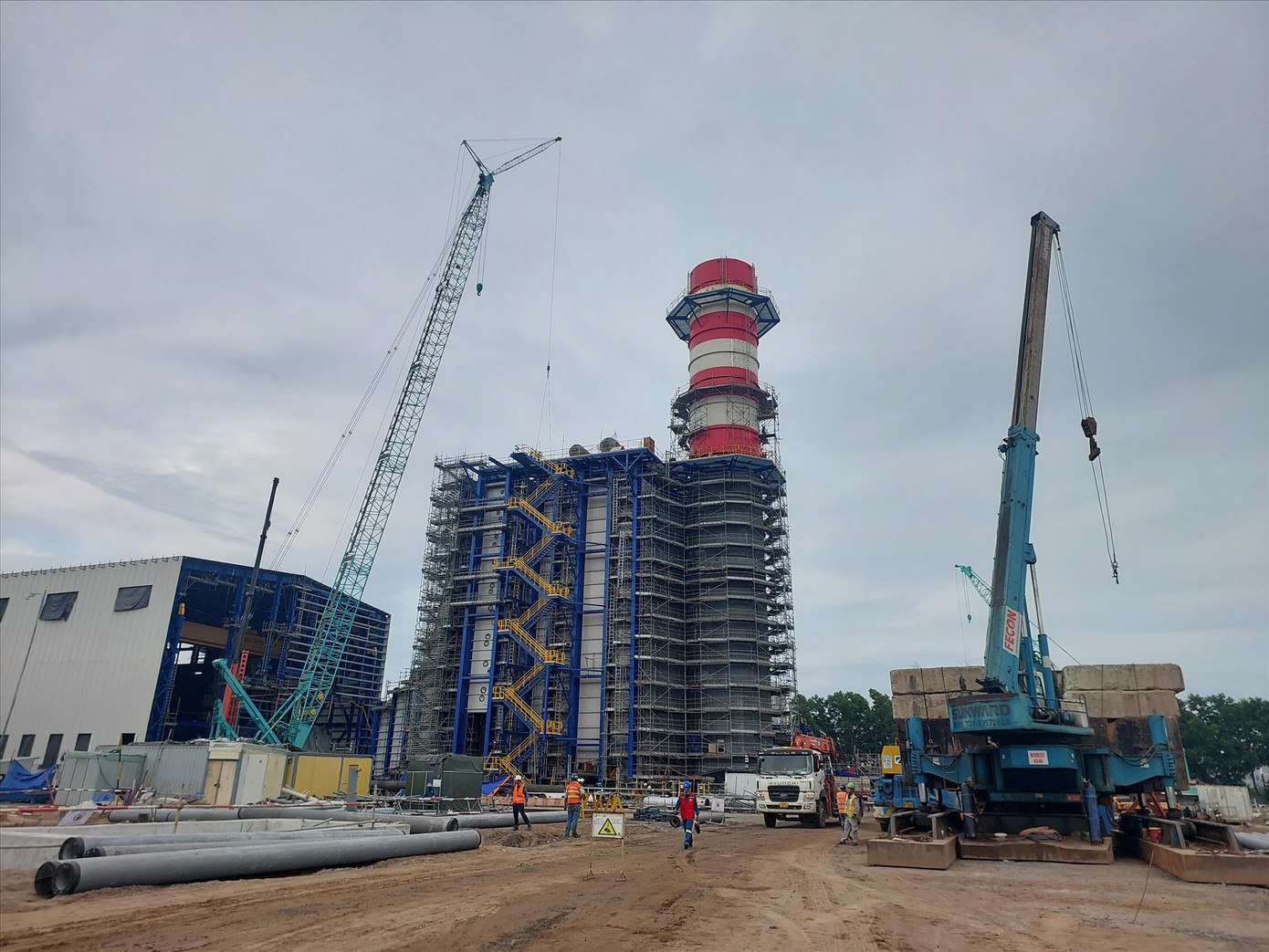 Công trường dự án nhà máy điện khí Nhiệt điện 3&4 đang bị “bêu tên” vì chậm tiến độ. Ảnh: Q.Nga Công trường dự án nhà máy điện khí Nhiệt điện 3&4 đang bị “bêu tên” vì chậm tiến độ. Ảnh: Q.Nga