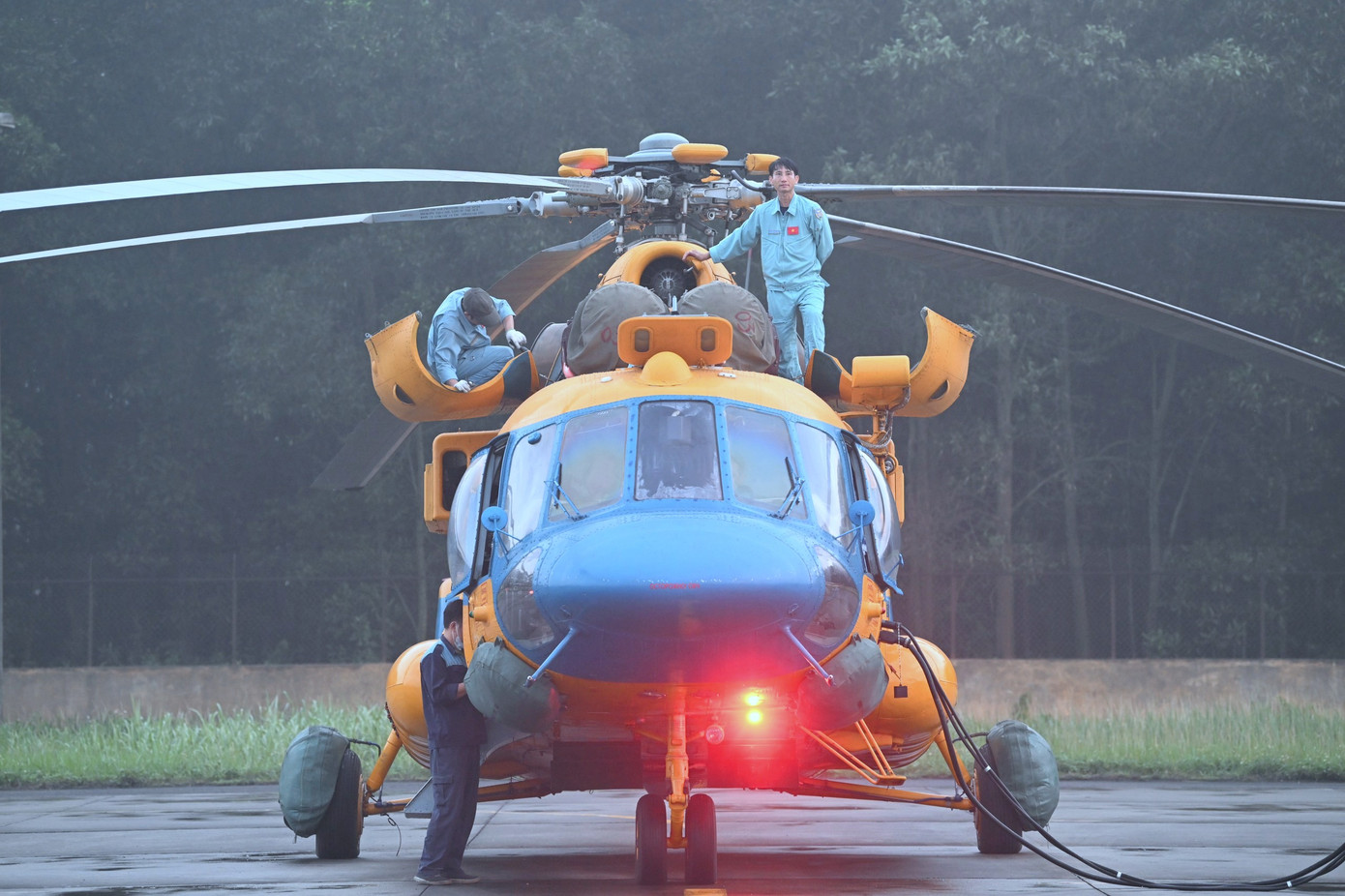 Biên đội trực thăng thực hiện bay huấn luyện hạ cánh tại sân bay Điện Biên