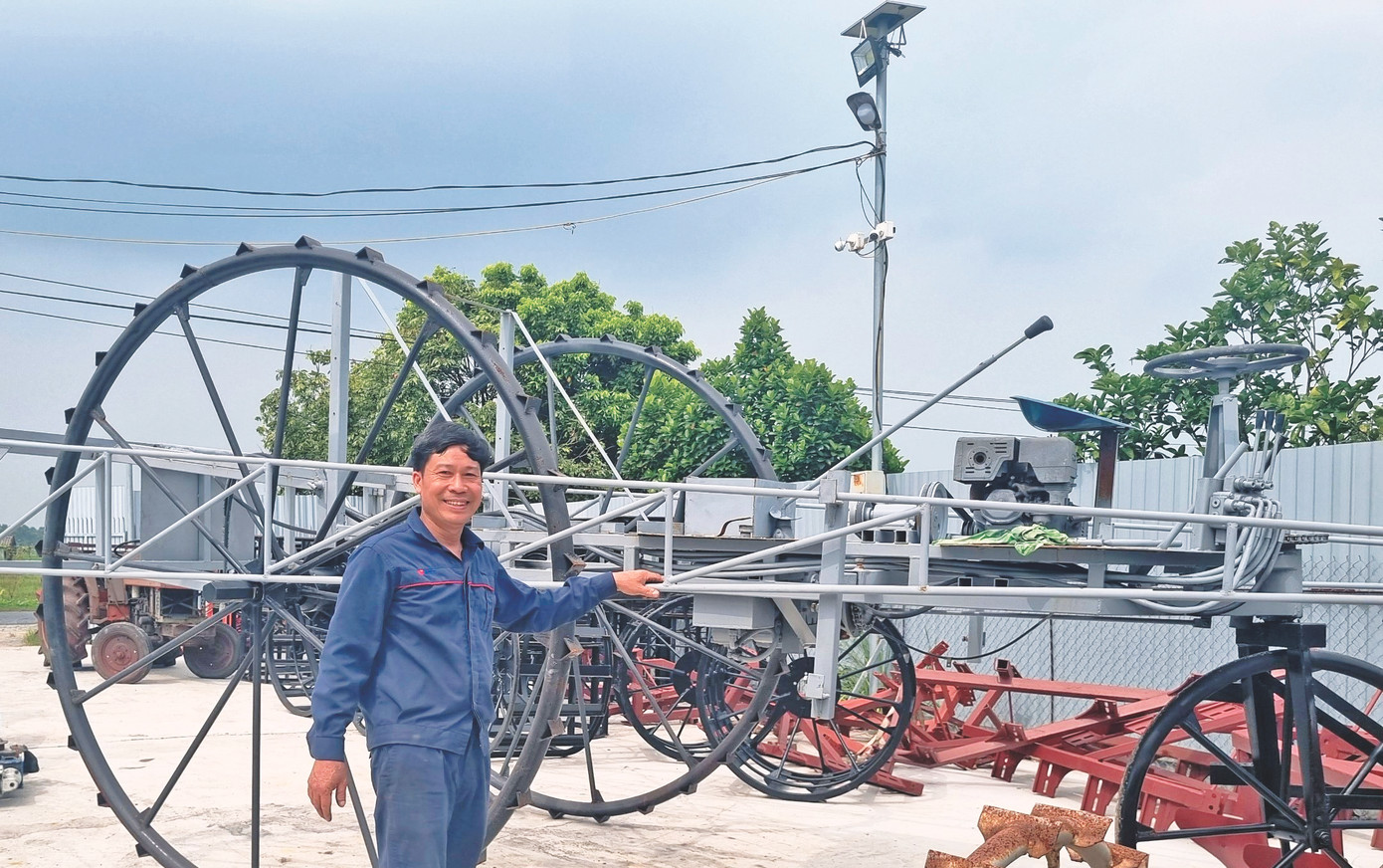 Anh Hát bên máy phun thuốc siêu tốc Anh Hát bên máy phun thuốc siêu tốc