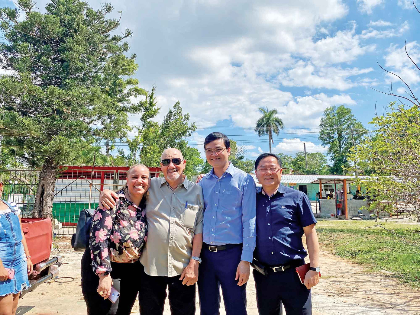 Bí thư thứ nhất T.Ư Đoàn Bùi Quang Huy cùng bố con chú Jose Alberty và tác giả ở ngoại ô La Habana Bí thư thứ nhất T.Ư Đoàn Bùi Quang Huy cùng bố con chú Jose Alberty và tác giả ở ngoại ô La Habana