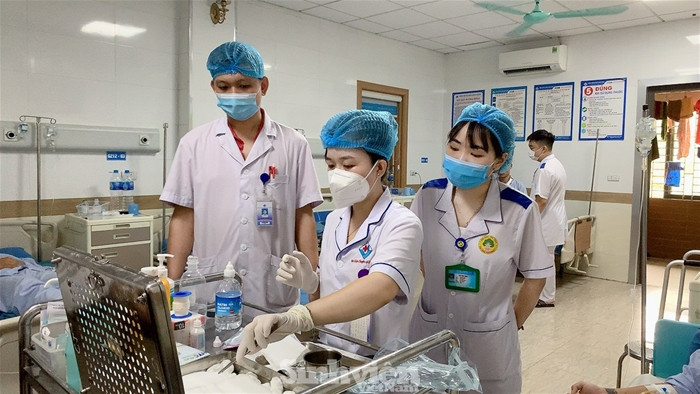 Sinh viên ngành Điều dưỡng của Trường ĐH Tân Trào thực tập tại bệnh viện