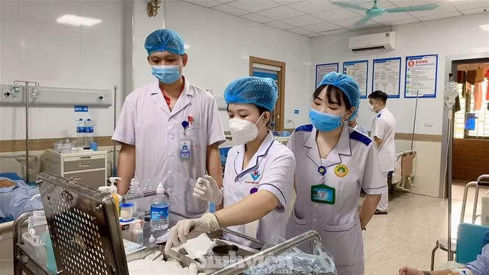 Sinh viên ngành Điều dưỡng của Trường ĐH Tân Trào thực tập tại bệnh viện