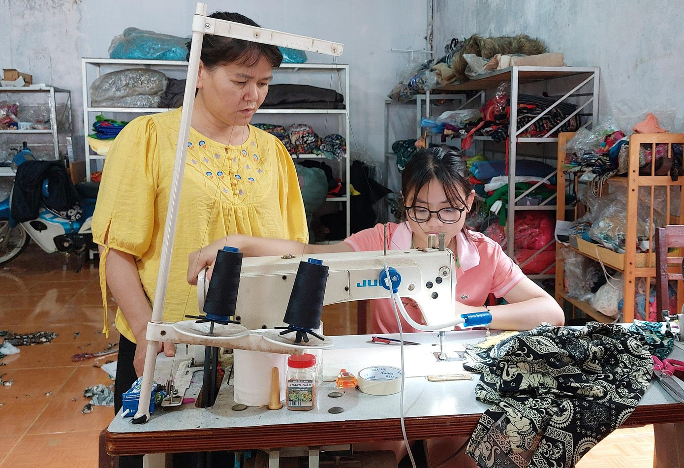 Chị Thu hướng dẫn Hoàng Biên cách may