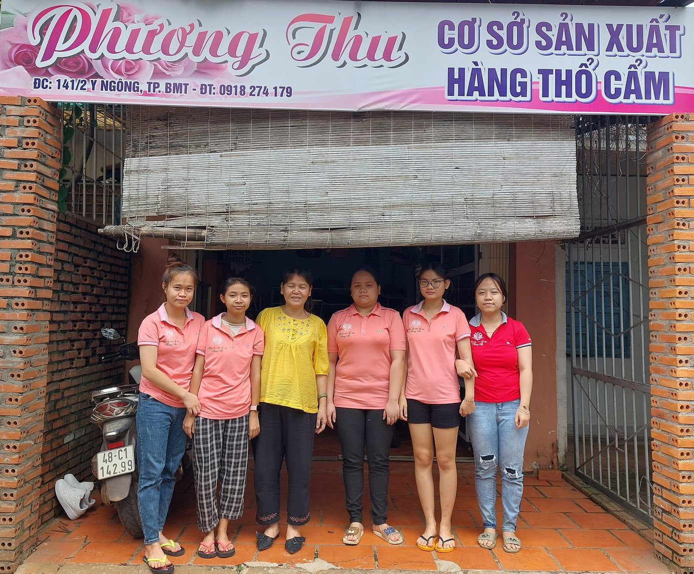 Chị Thu và các thành viên trong cơ sở