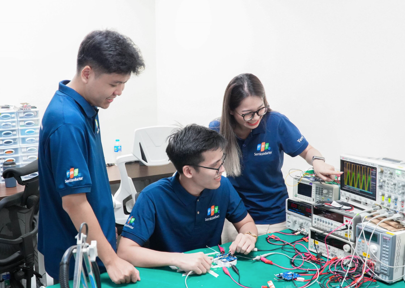 Anh Phan Trần Minh Uyên (người ngồi), chuyên viên nghiên cứu và phát triển trong lĩnh vực vi mạch bán dẫn tại Đà Nẵng, nhân viên thứ 80.013 của FPT