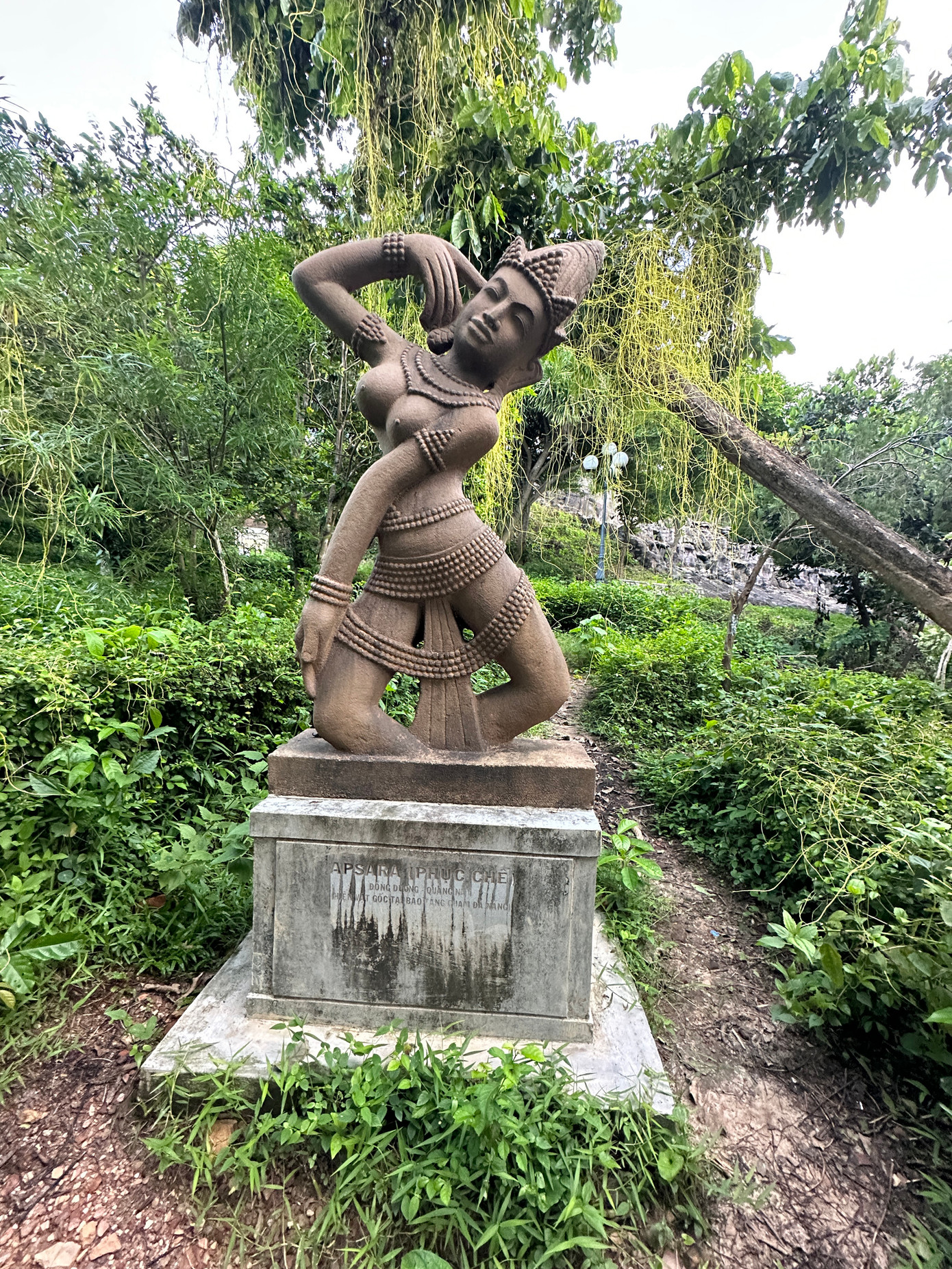 Tượng Apsara (phục chế) trên đường lên Tháp Nhạn. Ảnh: Như Ý Tượng Apsara (phục chế) trên đường lên Tháp Nhạn. Ảnh: Như Ý