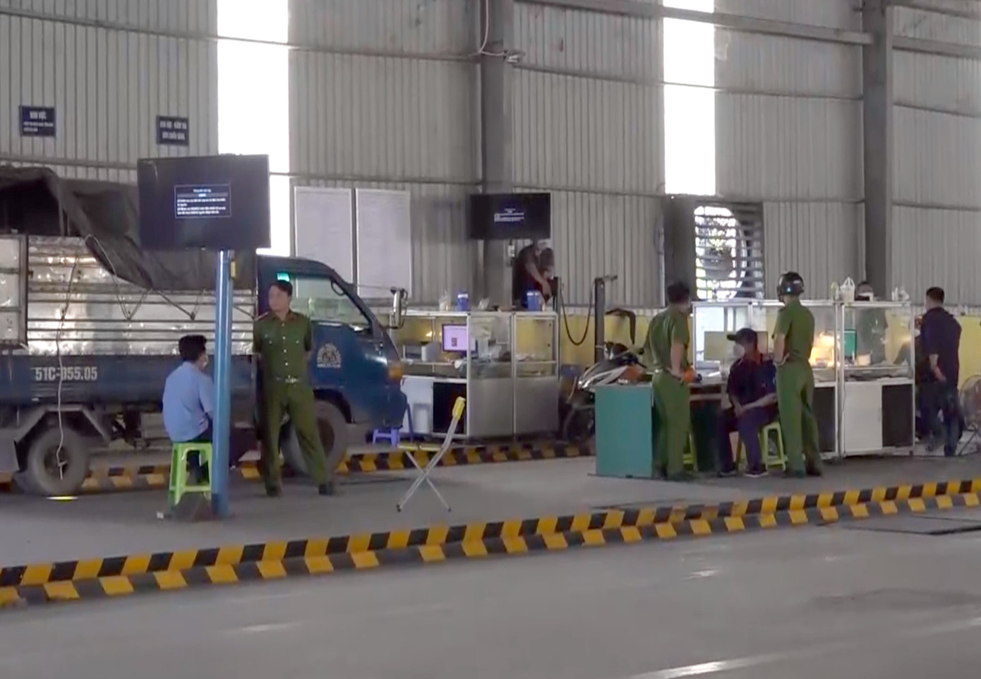 Trung tâm đăng kiểm 62-03D tại thời điểm bị cơ quan công an kiểm tra Trung tâm đăng kiểm 62-03D tại thời điểm bị cơ quan công an kiểm tra