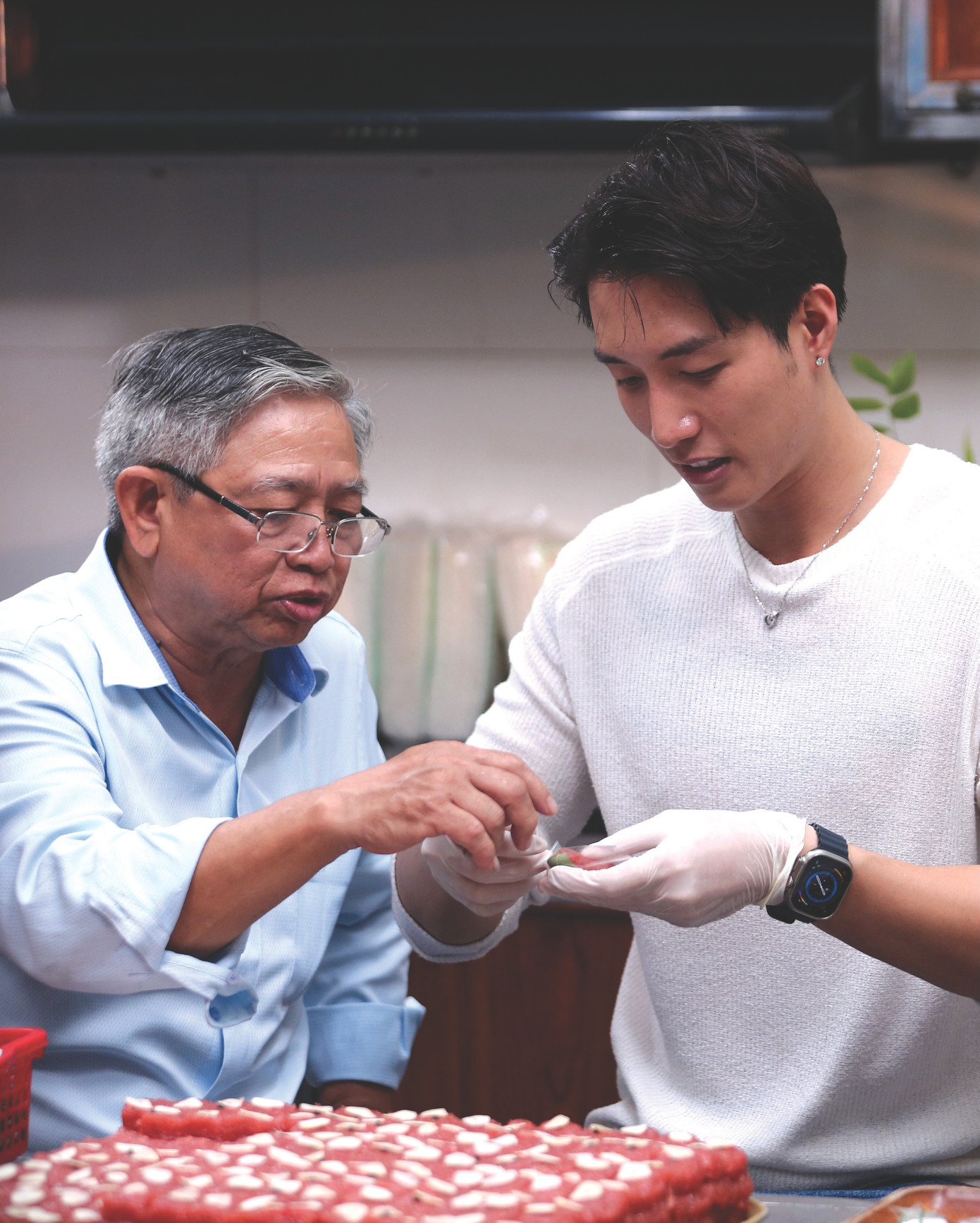 Ông Nguyên Hùng đang hướng dẫn cách làm nem Ông Nguyên Hùng đang hướng dẫn cách làm nem