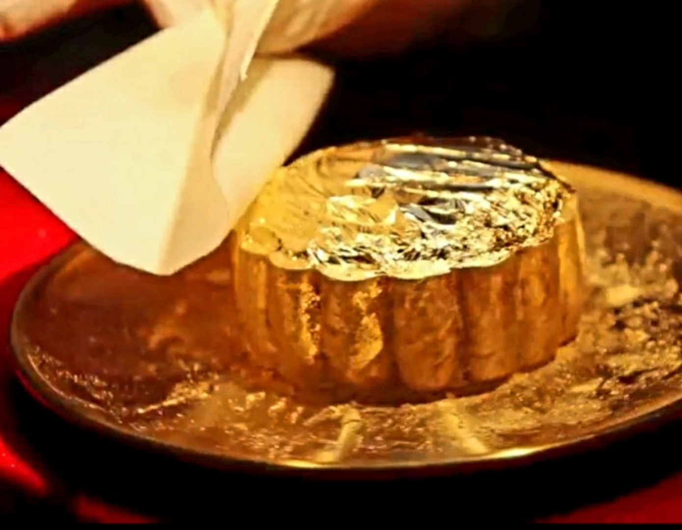 Chiếc bánh trung thu dát vàng đang gây “sốt”