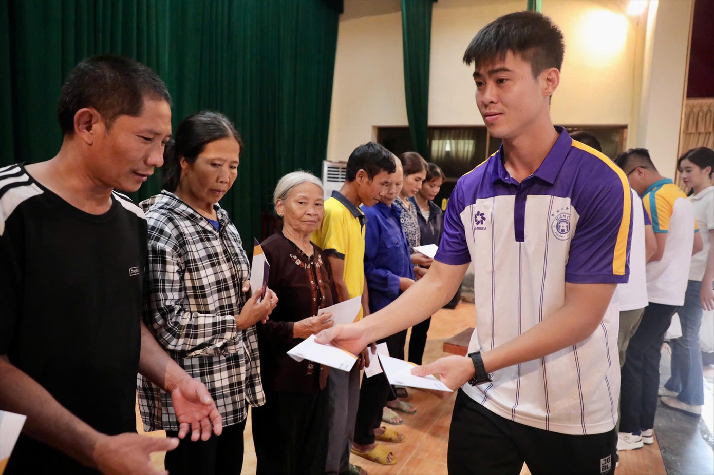 Cầu thủ CLB Hà Nội Đỗ Duy Mạnh trao quà, hỗ trợ bà con vùng bị ngập lụt tại Chương Mỹ Cầu thủ CLB Hà Nội Đỗ Duy Mạnh trao quà, hỗ trợ bà con vùng bị ngập lụt tại Chương Mỹ