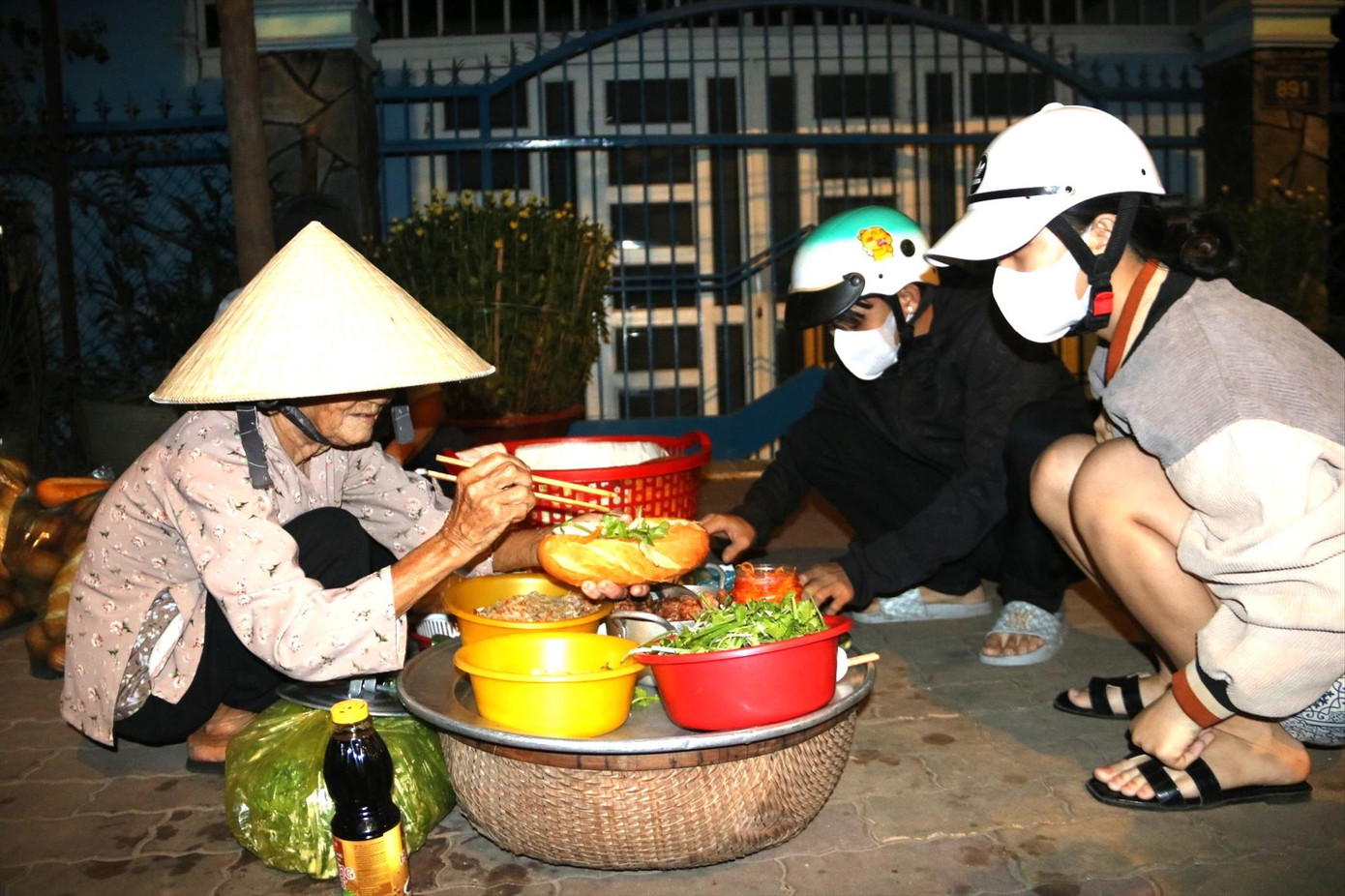 trời chưa sáng, gánh bánh mì của cụ Nguyễn Thị Ngang đã có khách chờ