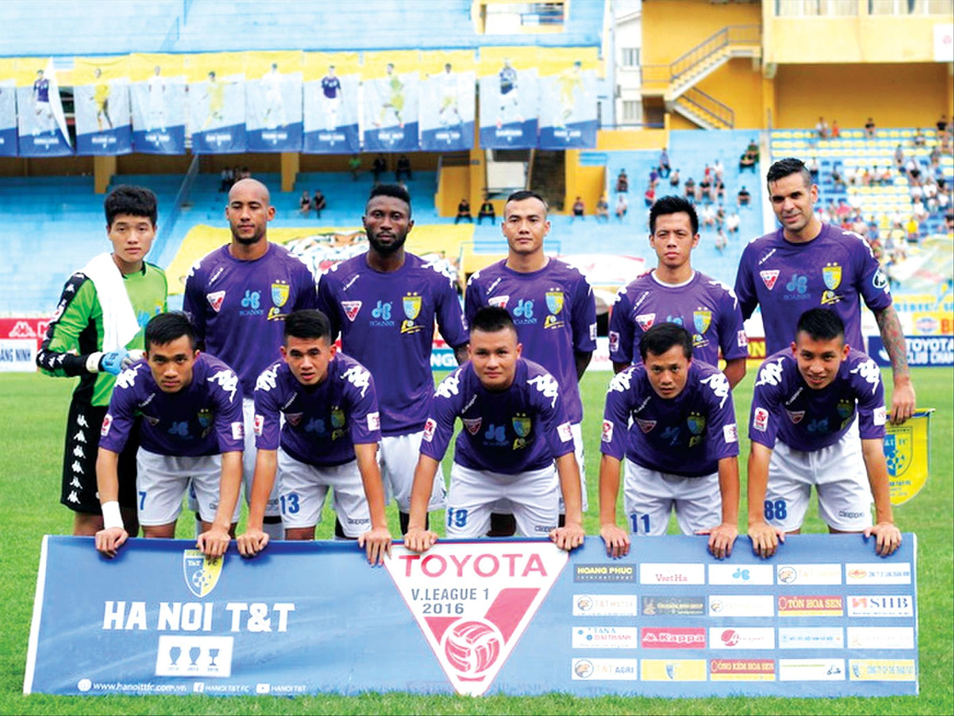 Loris Arnaud (đứng cạnh thủ môn) trong màu áo CLB Hà Nội (2016-2017)