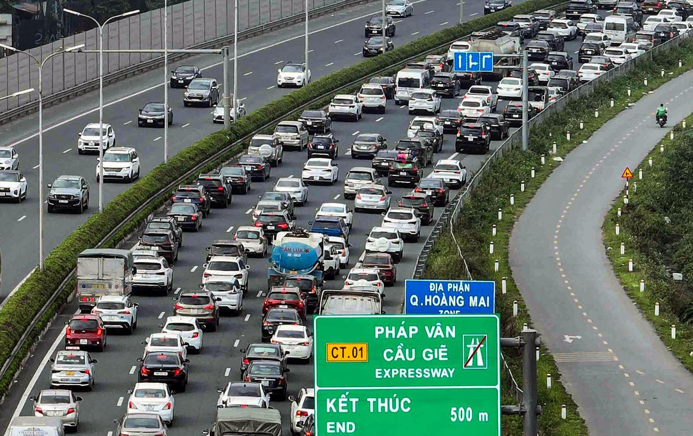 Ô tô của người dân lưu thông theo hướng vào nội thành Hà Nội Ảnh: Nguyễn Đức