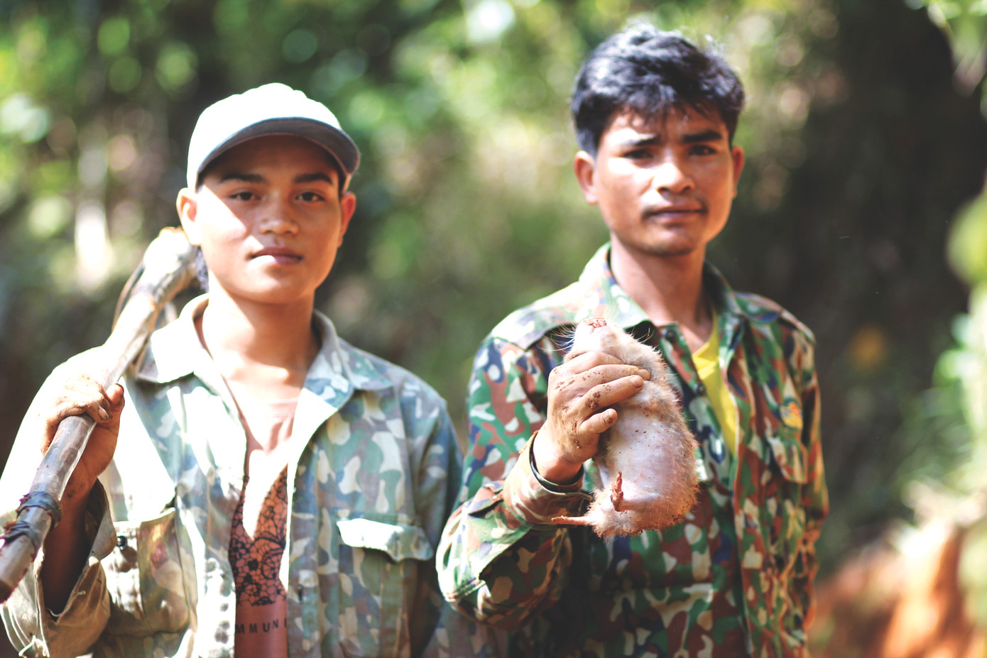 Anh Uôt (bên phải) cùng bạn rất khó khăn mới bắt được dúi Anh Uôt (bên phải) cùng bạn rất khó khăn mới bắt được dúi