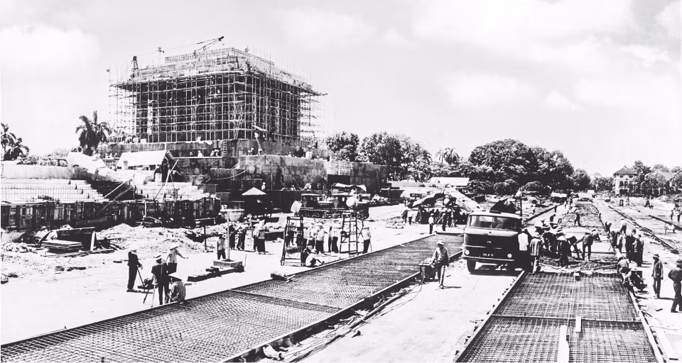 Quang cảnh xây dựng Lăng Chủ tịch Hồ Chí Minh. Ảnh tư liệu