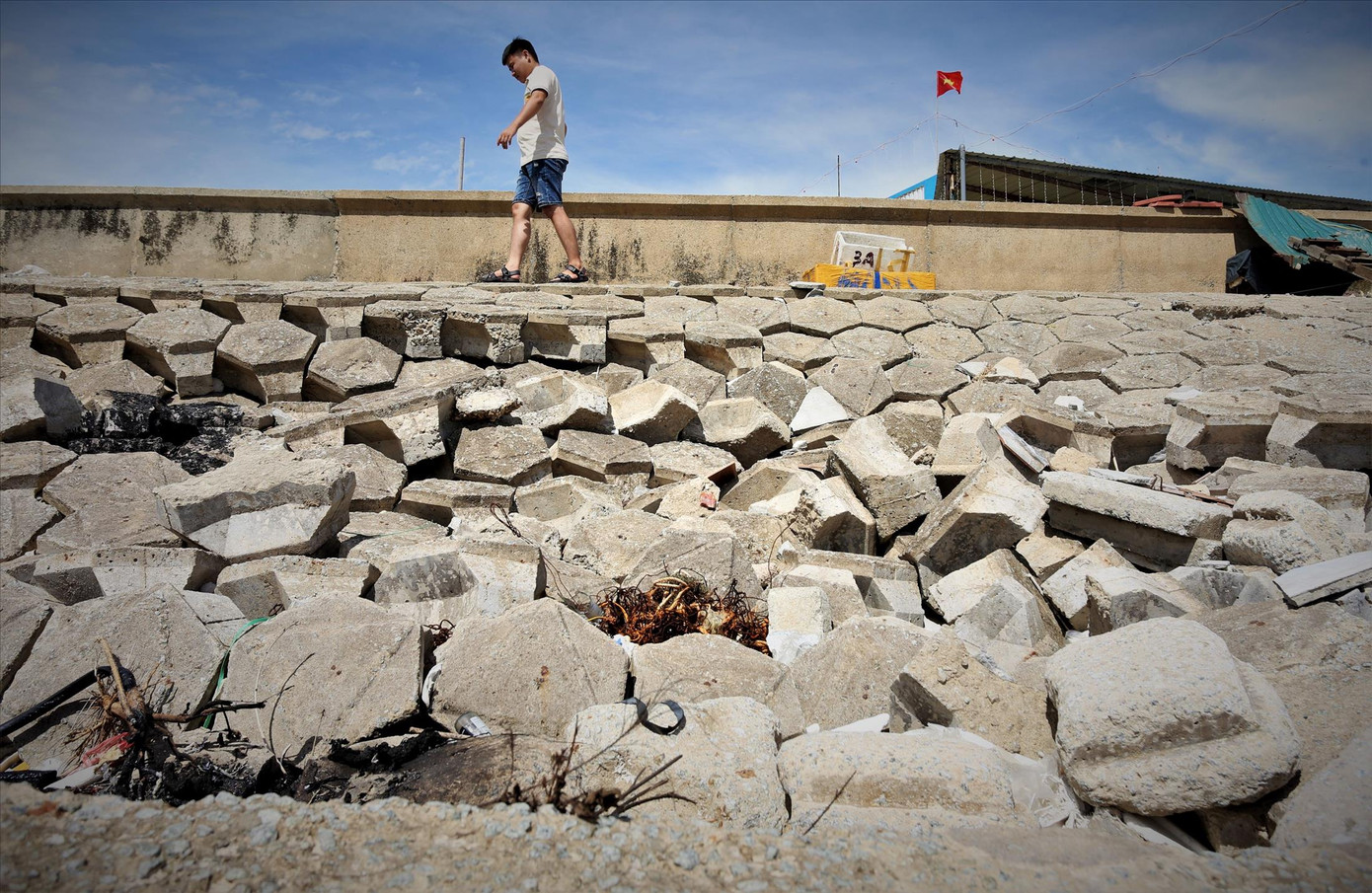 Nhiều vị trí trên tuyến kè biển gãy sụp, hư hỏng