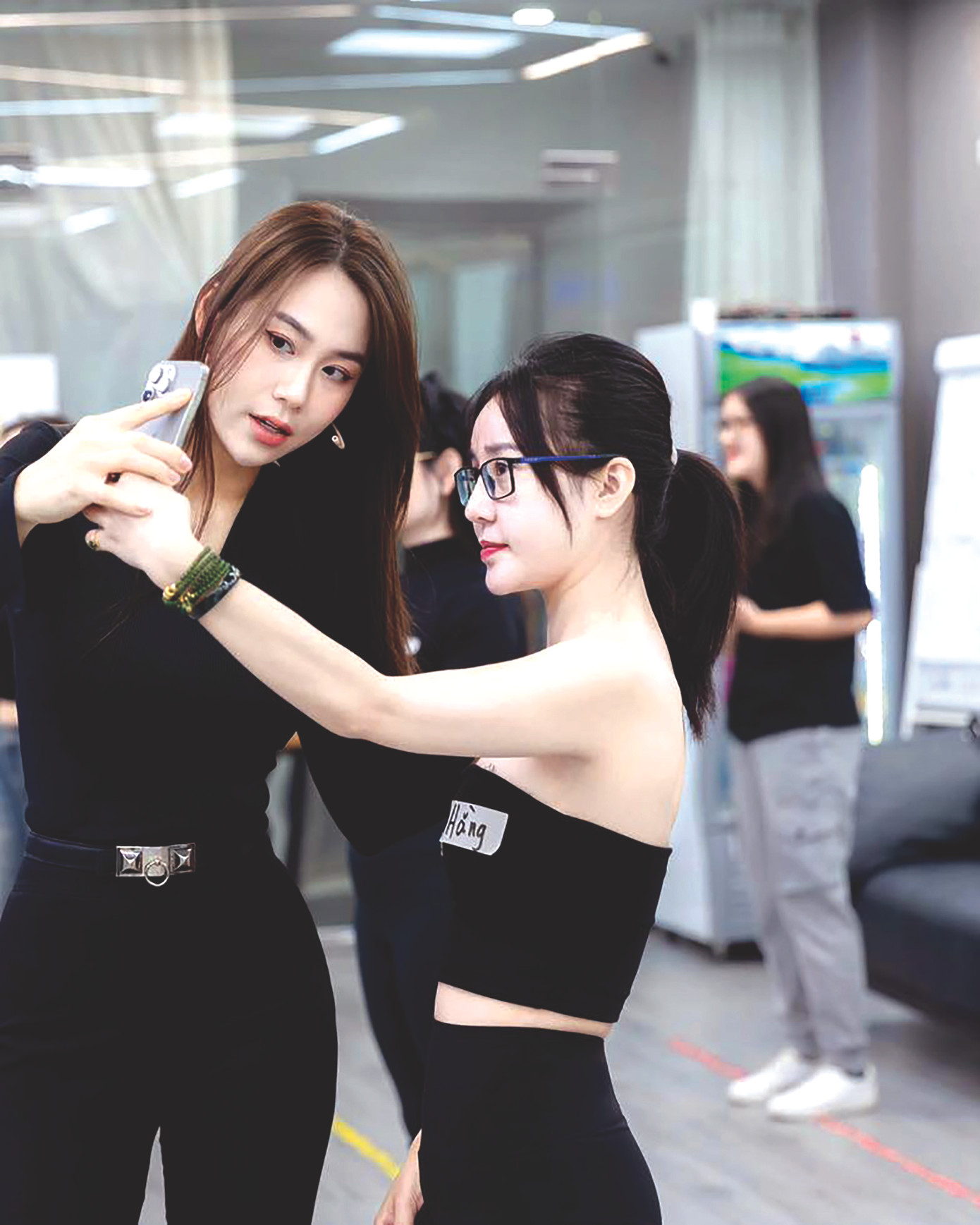 Học viên được hướng dẫn căn góc mặt đẹp để chụp ảnh “tự sướng” Học viên được hướng dẫn căn góc mặt đẹp để chụp ảnh “tự sướng”