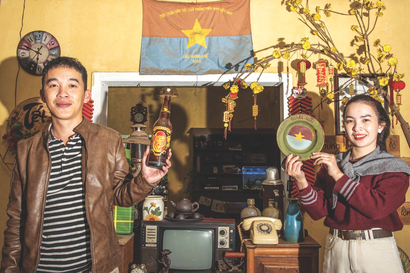 Chị em Ly - Trà với lá cờ làm điểm nhấn trong quán cà phê Mơ. Ảnh: Văn Chương