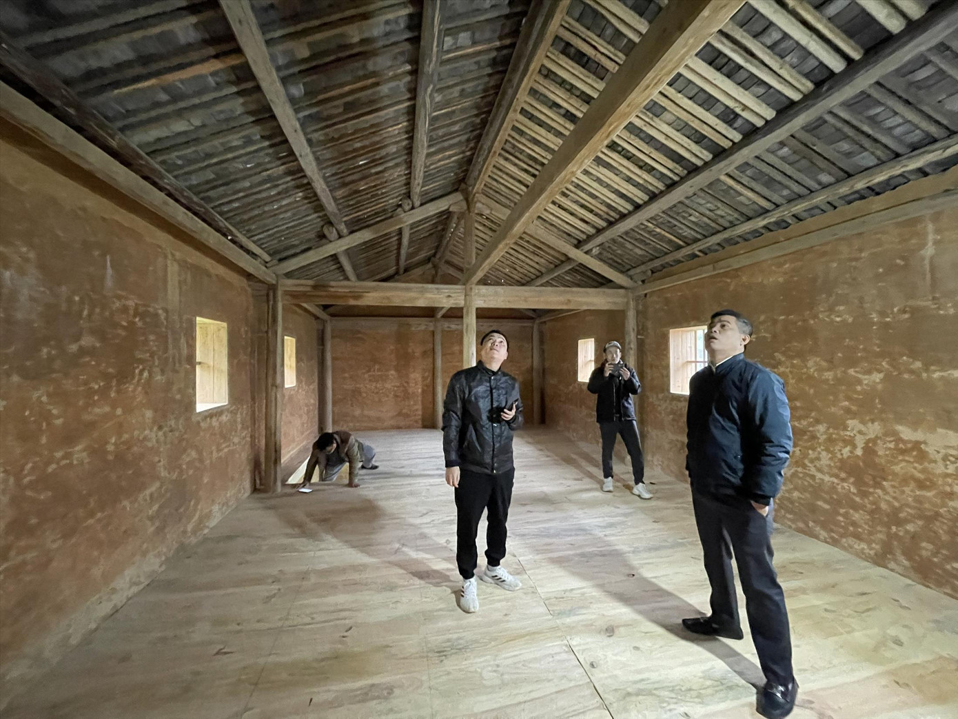 Anh Nguyễn Mạnh Tùng cùng cộng sự kiểm tra lại các kết cấu, hạng mục trình tường khi bàn giao. Ảnh: Như Ý Anh Nguyễn Mạnh Tùng cùng cộng sự kiểm tra lại các kết cấu, hạng mục trình tường khi bàn giao. Ảnh: Như Ý