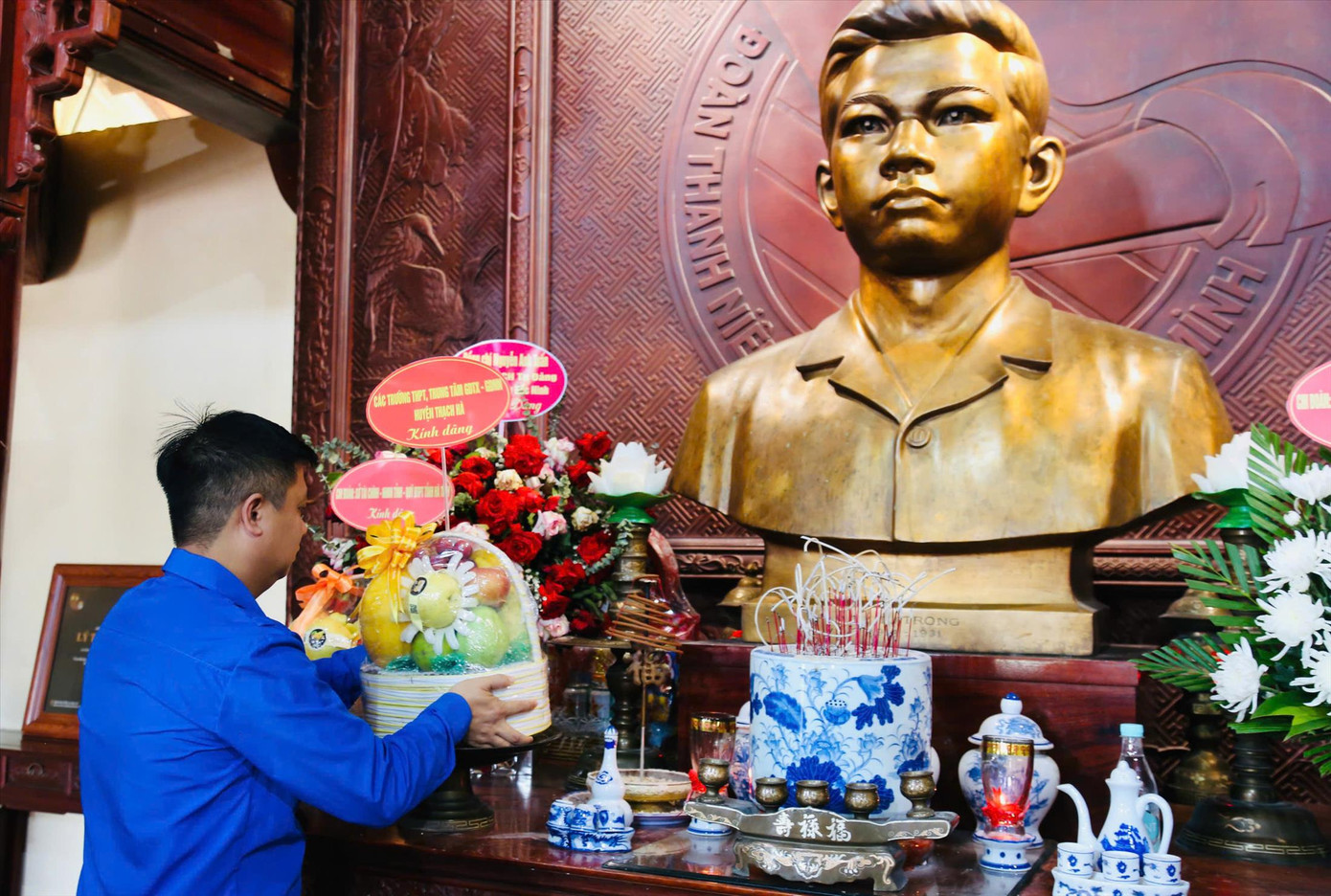 Bạn trẻ dâng hương tưởng niệm Anh hùng Lý Tự Trọng. (Ảnh: Hoài Nam)