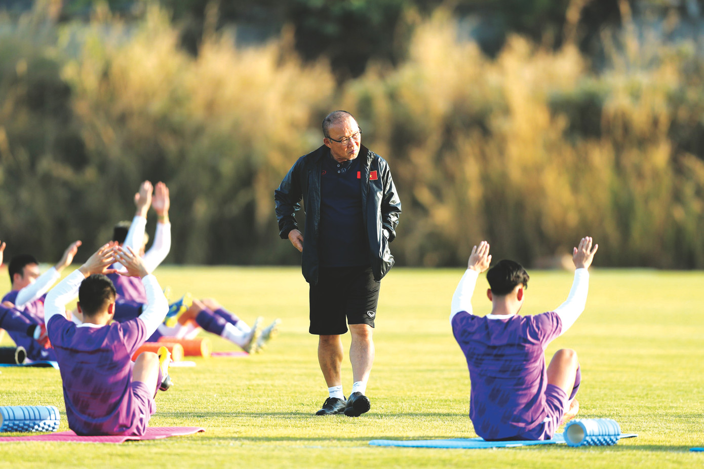 HLV Park Hang-seo trong một buổi tập của đội tuyển Việt Nam HLV Park Hang-seo trong một buổi tập của đội tuyển Việt Nam