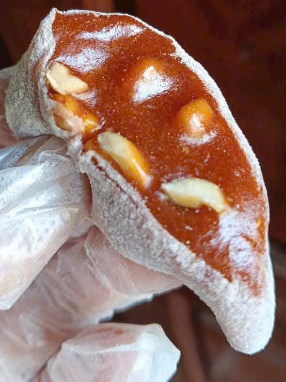 Chè lam bây giờ cũng có nhiều sáng tạo độc đáo, như chè lam làm từ gấc. Chè lam bây giờ cũng có nhiều sáng tạo độc đáo, như chè lam làm từ gấc.