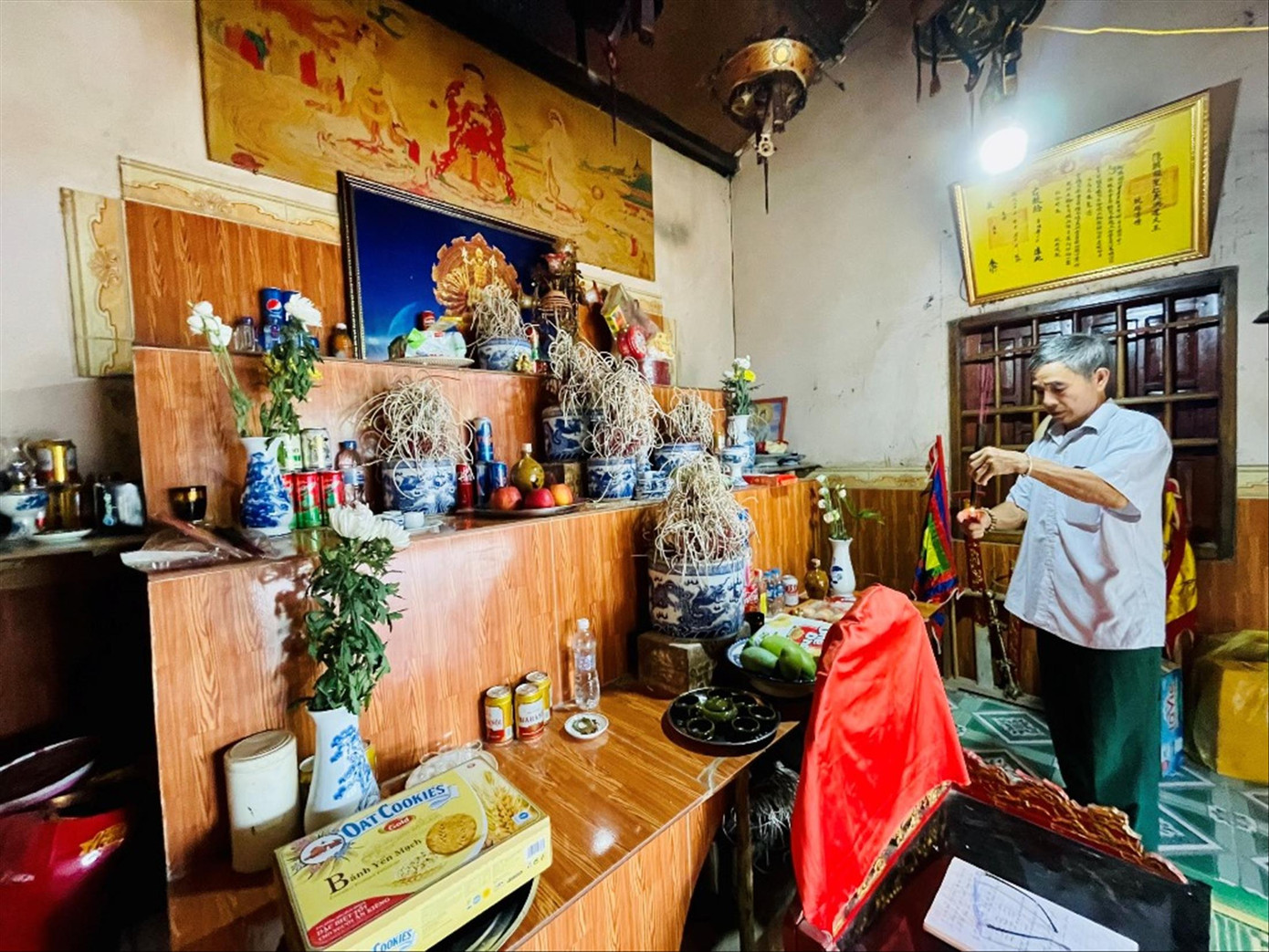 Ông cung thắp hương trong Đền thờ Tiên Chúa Bẳng Mương.