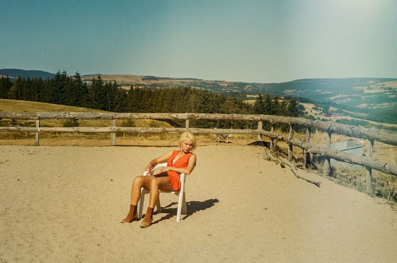 The Rodeo được tạp chí Télérama của Pháp gọi là “nữ ca sĩ luôn làm mê hoặc khán giả trong mỗi show diễn live” The Rodeo được tạp chí Télérama của Pháp gọi là “nữ ca sĩ luôn làm mê hoặc khán giả trong mỗi show diễn live”