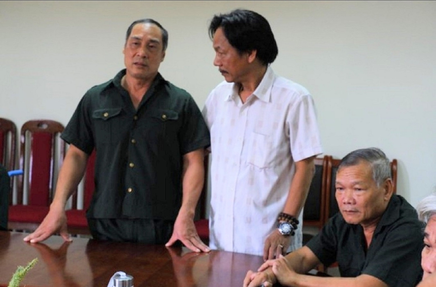 Thương binh Nguyễn Thanh Hùng (bìa trái) nói chuyện cùng Phó Tổng Biên tập báo Tiền Phong Lê Minh Toản (giữa) trong lần báo Tiền Phong về trao quà dịp 27/7 tại Trung tâm Điều dưỡng người có công tỉnh Bắc Giang (Ảnh: K.N-Đ.A)