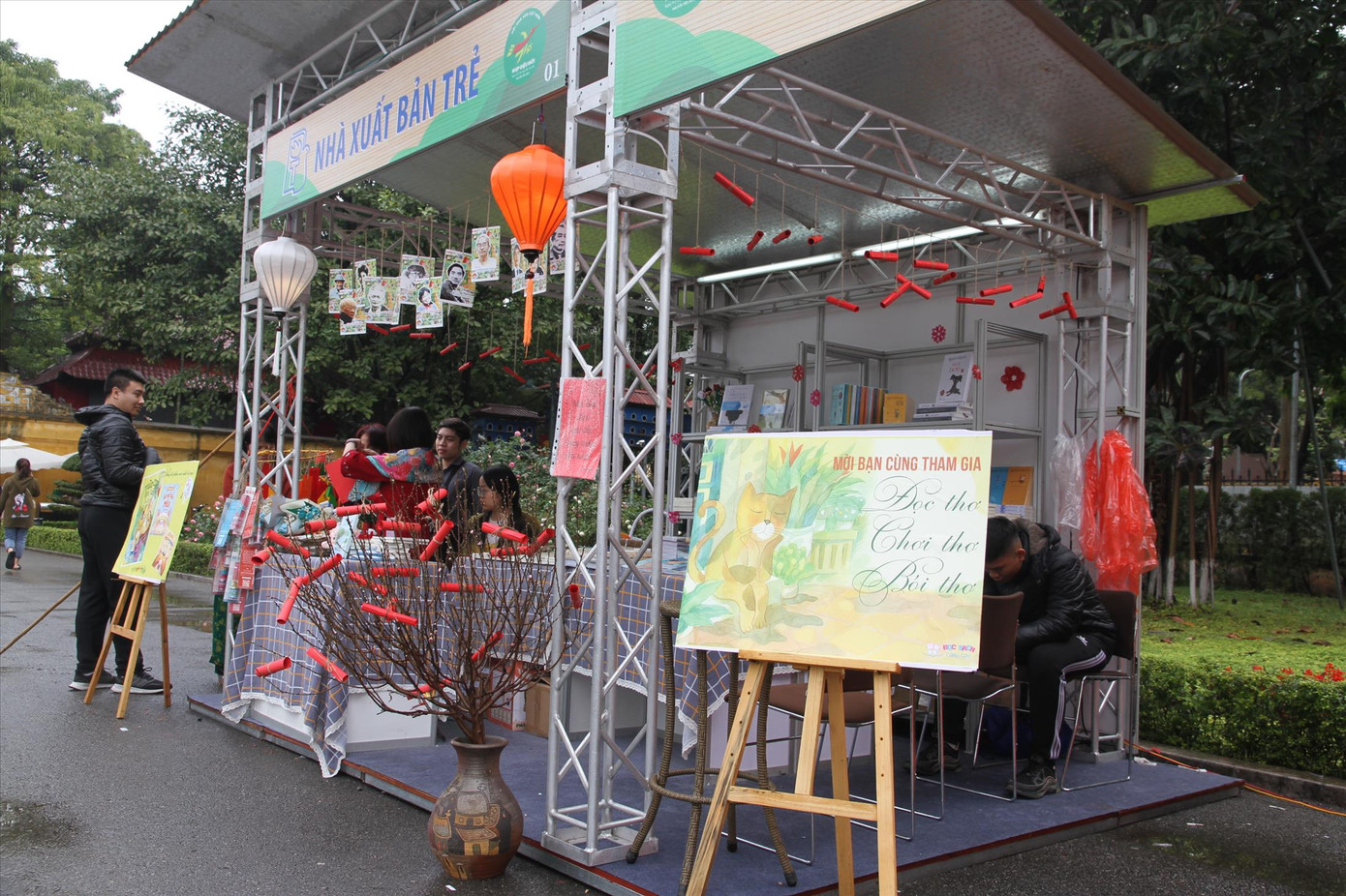 Bói thơ là trò chơi duy nhất dành cho khách thơ đến với Ngày Thơ sáng 5/2