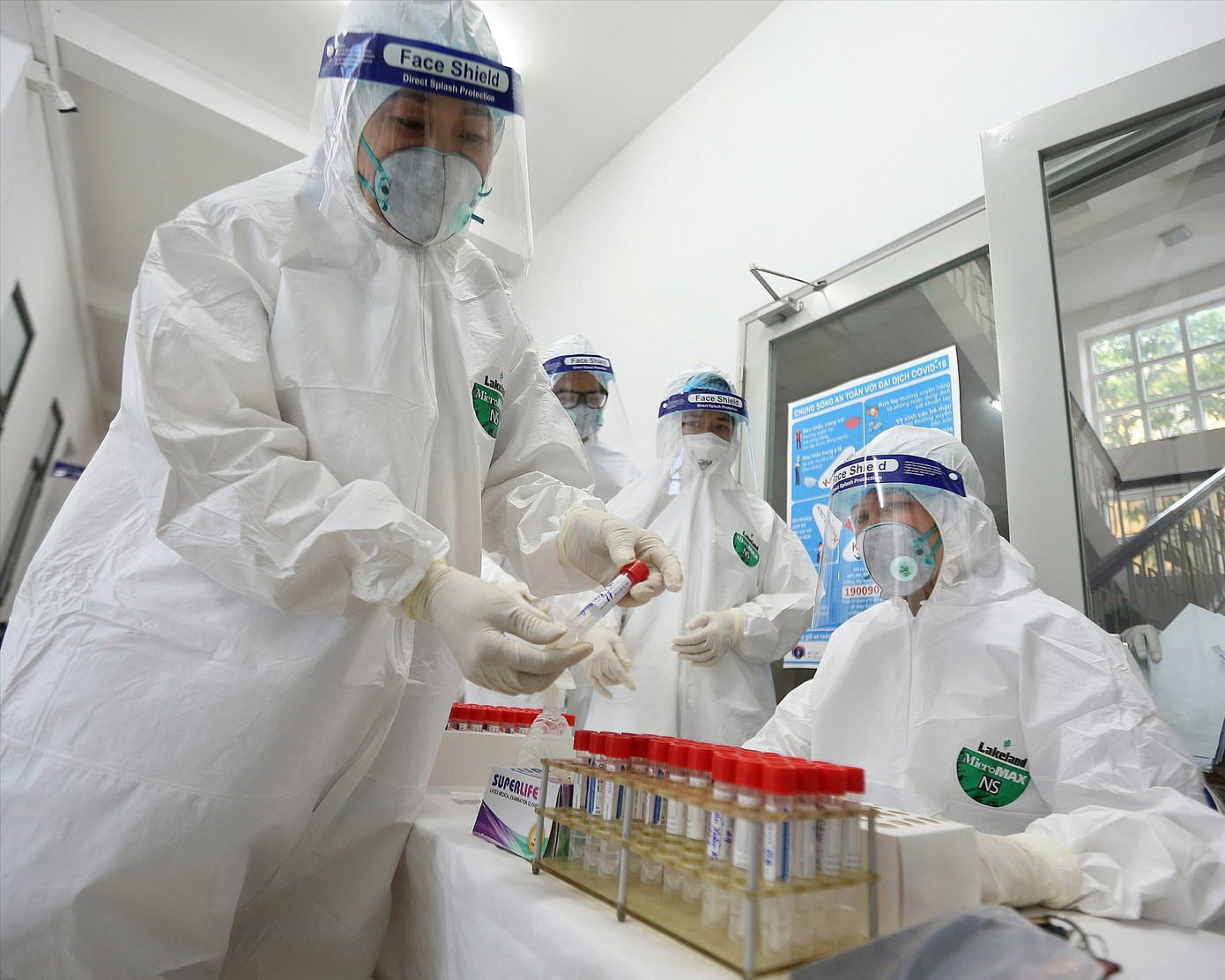 Việt Nam liên tục xét nghiệm tìm biến thể mới của virus SARS-CoV-2 Ảnh: Hoàng Mạnh Thắng