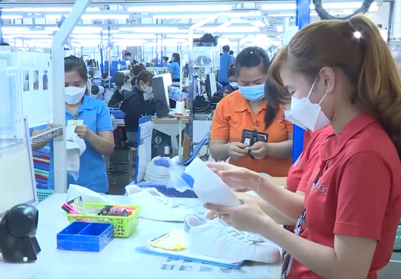 Công nhân sản xuất trong nhà máy ở Bình Dương. Ảnh H.C