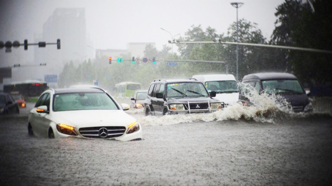 Ngập úng phố thành sông tại Hà Nội Ngập úng phố thành sông tại Hà Nội