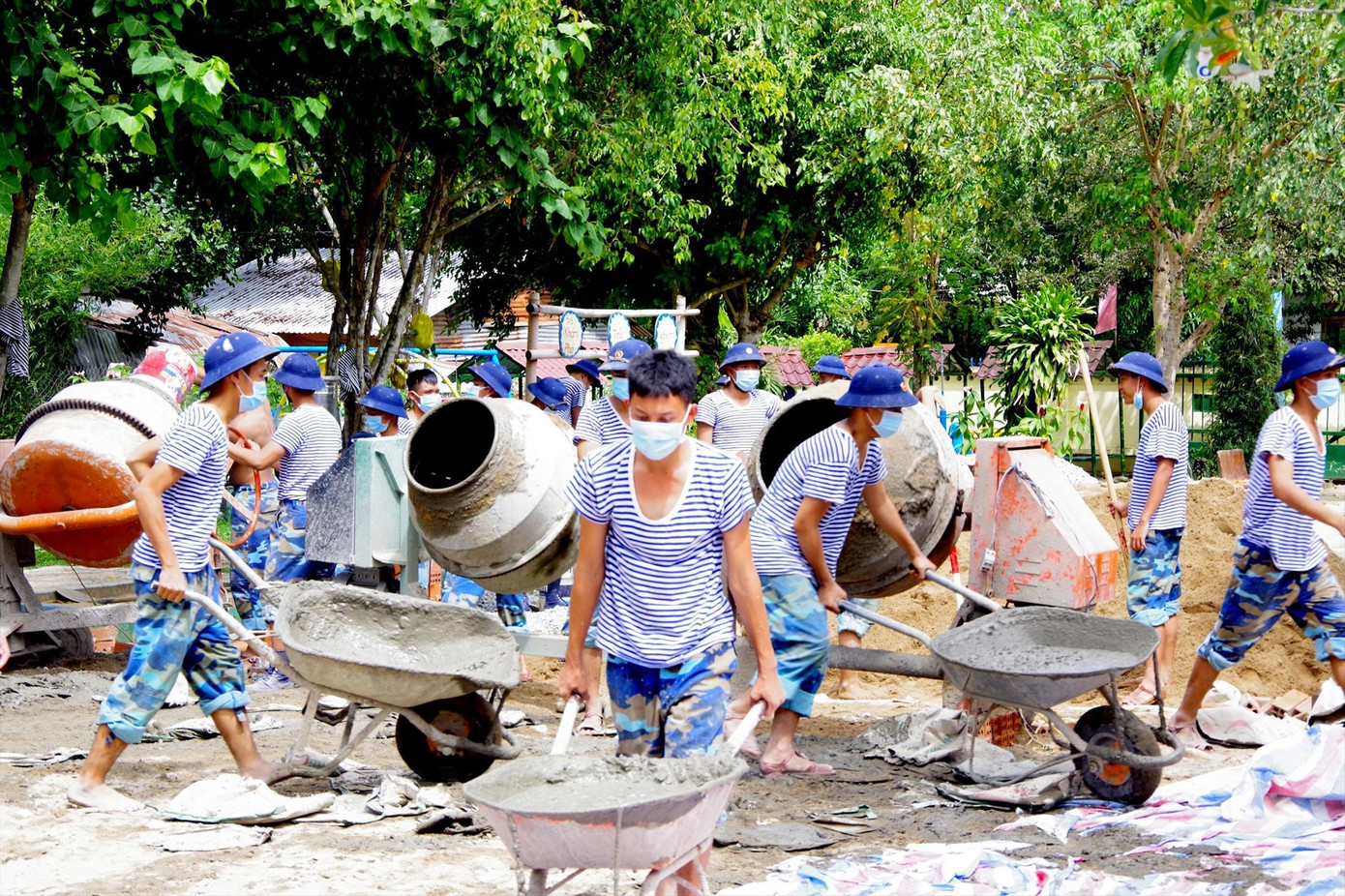 Tuổi trẻ HVHQ giúp nhân dân xã miền núi Khánh Trung (huyện Khánh Vĩnh, tỉnh Khánh Hòa) xây dựng khuôn viên trường mầm non Tuổi trẻ HVHQ giúp nhân dân xã miền núi Khánh Trung (huyện Khánh Vĩnh, tỉnh Khánh Hòa) xây dựng khuôn viên trường mầm non