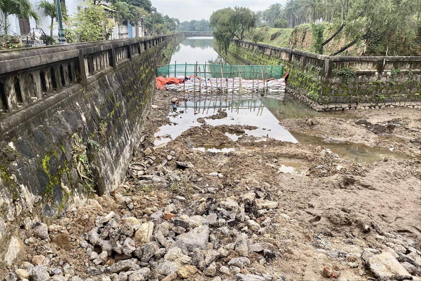 Xử lý sạt lở bờ kè Di tích quốc gia đặc biệt Thành Cổ Quảng Trị