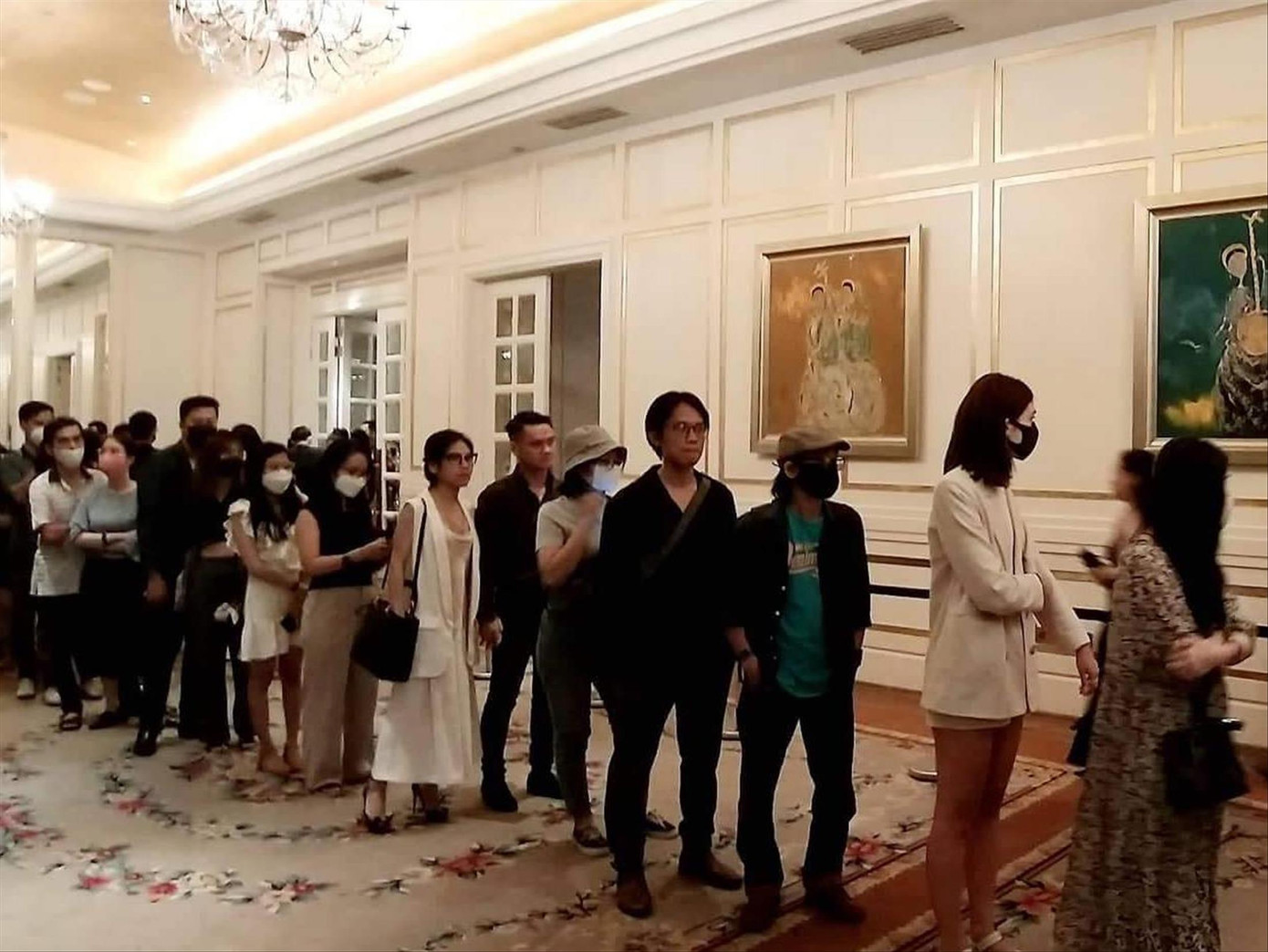 Khách tham quan xếp hàng để xem những bức tranh triệu đô tại triển lãm Khách tham quan xếp hàng để xem những bức tranh triệu đô tại triển lãm