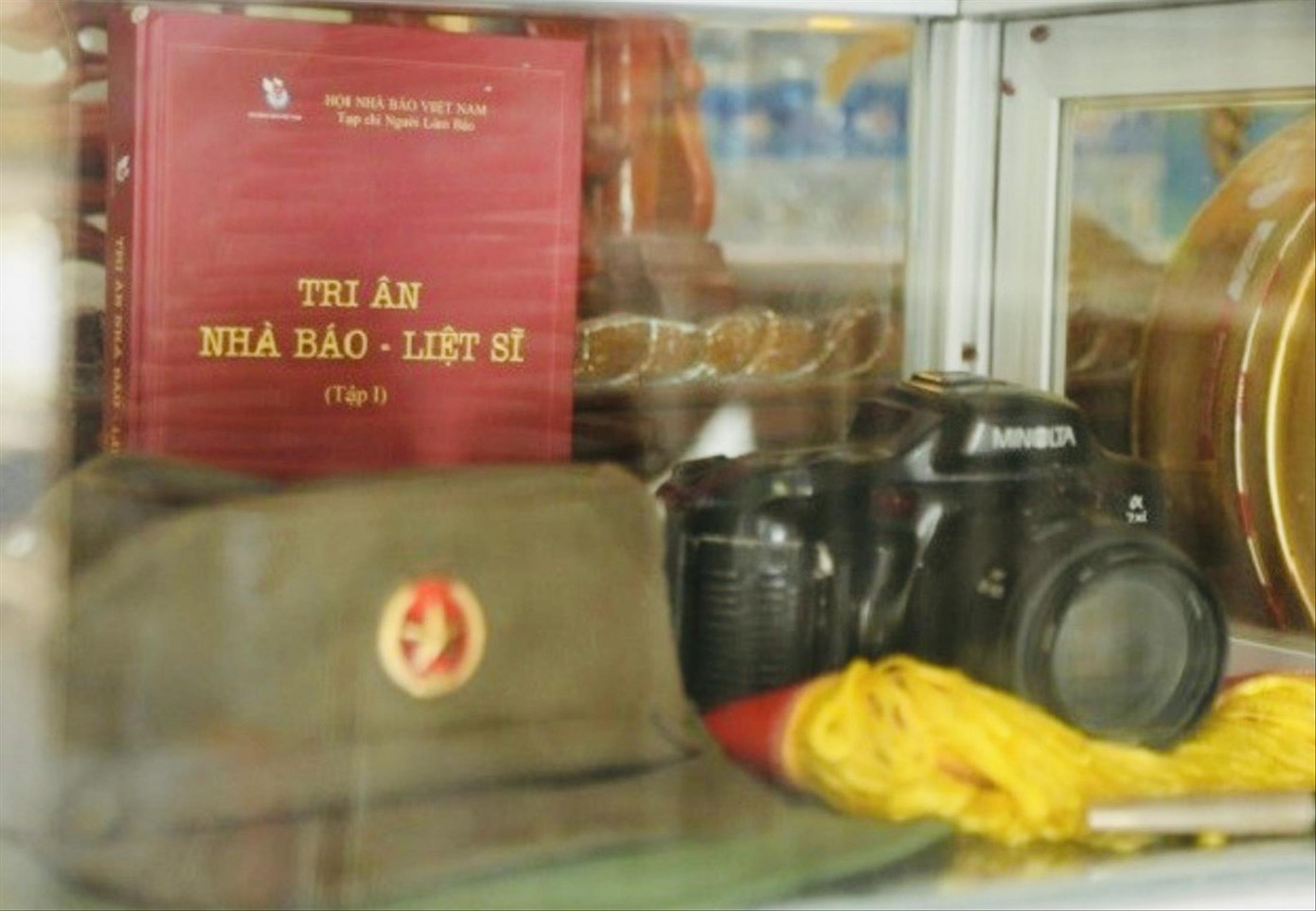 Nhiều câu chuyện xúc động phía sau hiện vật của nhà báo liệt sĩ. Nhiều câu chuyện xúc động phía sau hiện vật của nhà báo liệt sĩ.