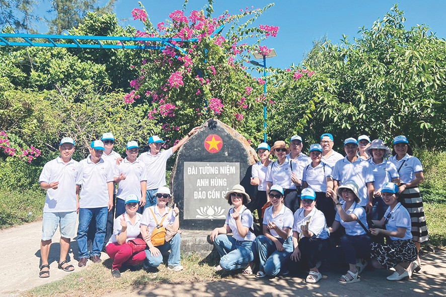 Du khách chụp ảnh lưu niệm tại Đài tưởng niệm anh hùng trên đảo Cồn Cỏ