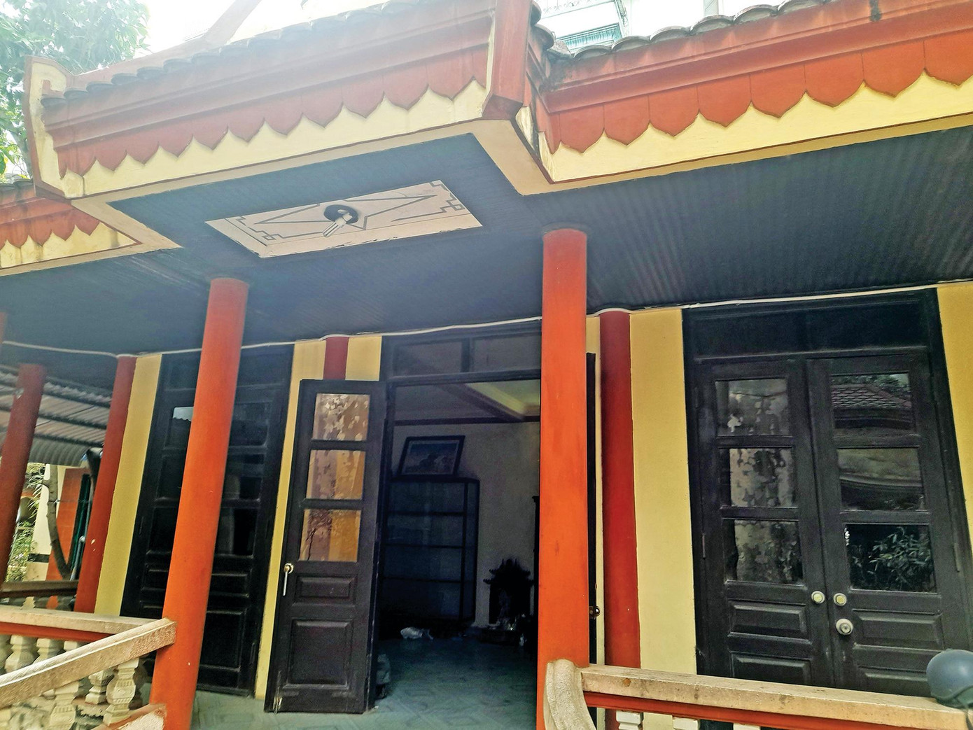 Nhà thờ và nhà lưu niệm trống trơn