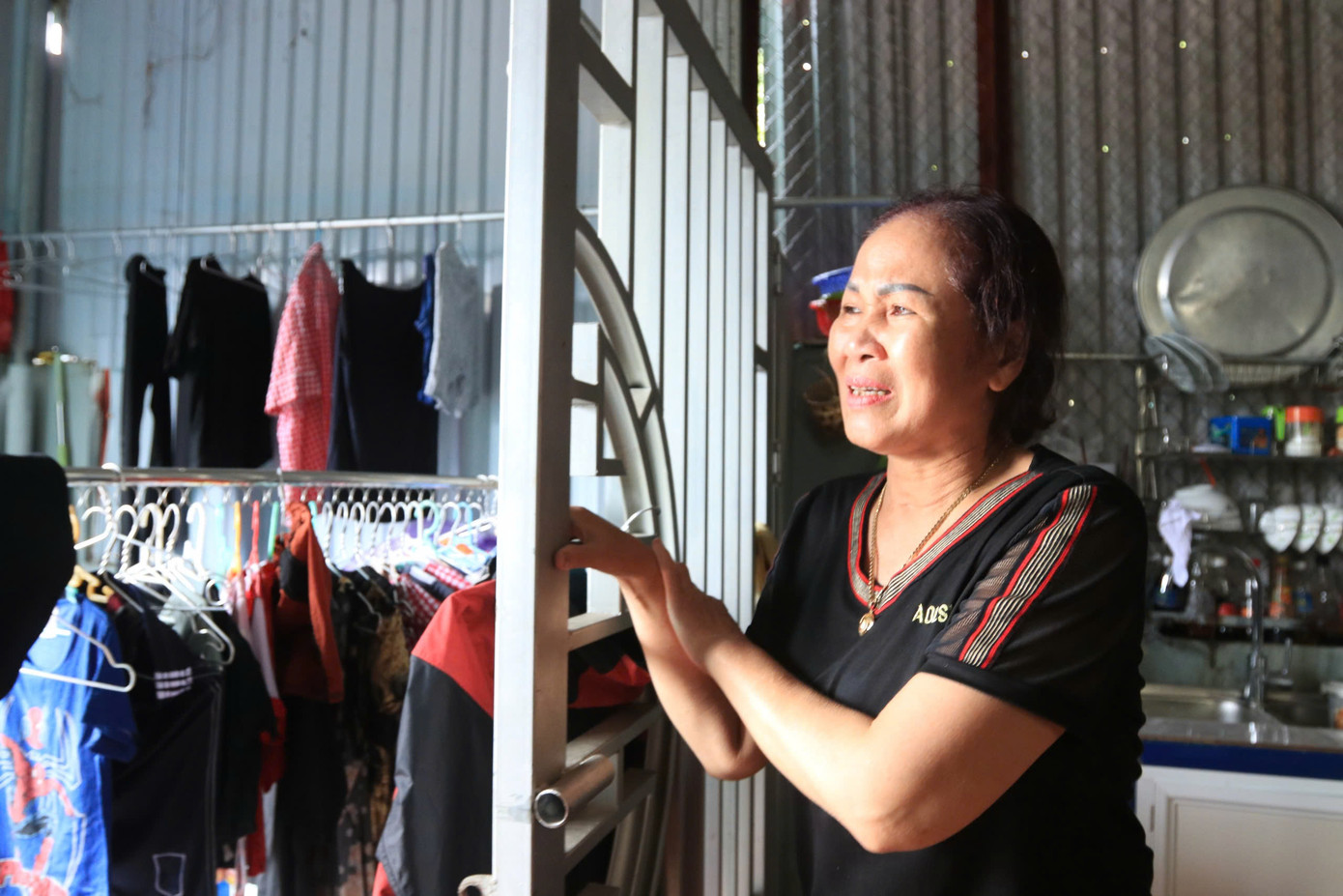 Bà Gái khóc nghẹn vì trắng tay sau bão Yagi. Bà Gái khóc nghẹn vì trắng tay sau bão Yagi.