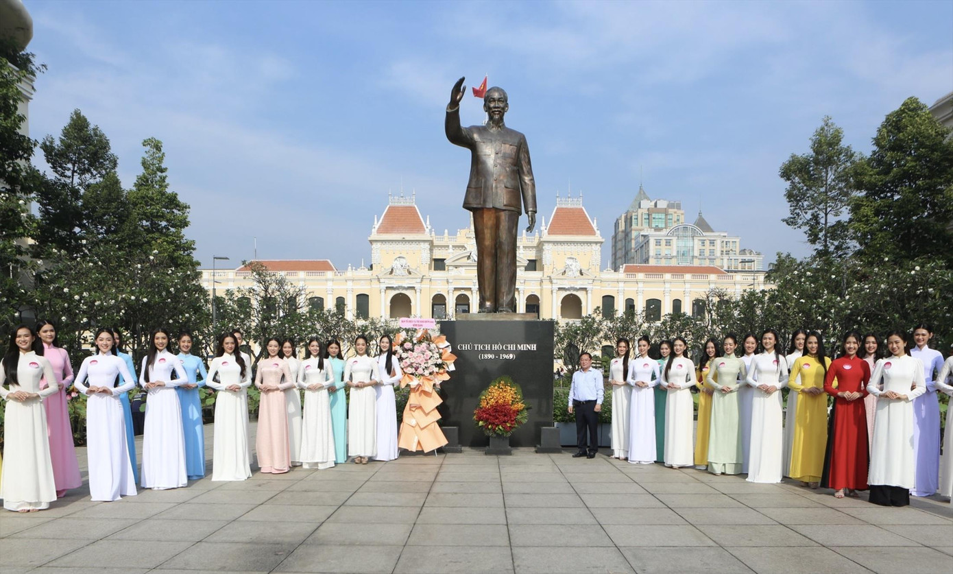 Thí sinh dâng hương tại tượng đài Bác Hồ ở phố đi bộ Nguyễn Huệ (TPHCM) Ảnh: TRỌNG TÀI