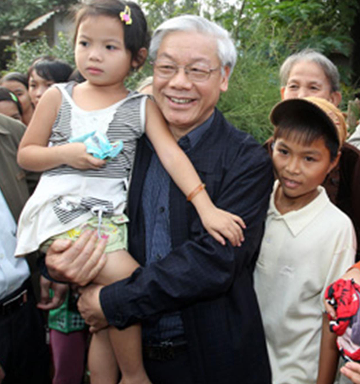 Em Phạm Thị Thu Hiền được Tổng Bí thư Nguyễn Phú Trọng bế nhân dịp về thăm Quảng Ngãi năm 2012 (Ảnh: M.Toàn) Em Phạm Thị Thu Hiền được Tổng Bí thư Nguyễn Phú Trọng bế nhân dịp về thăm Quảng Ngãi năm 2012 (Ảnh: M.Toàn)