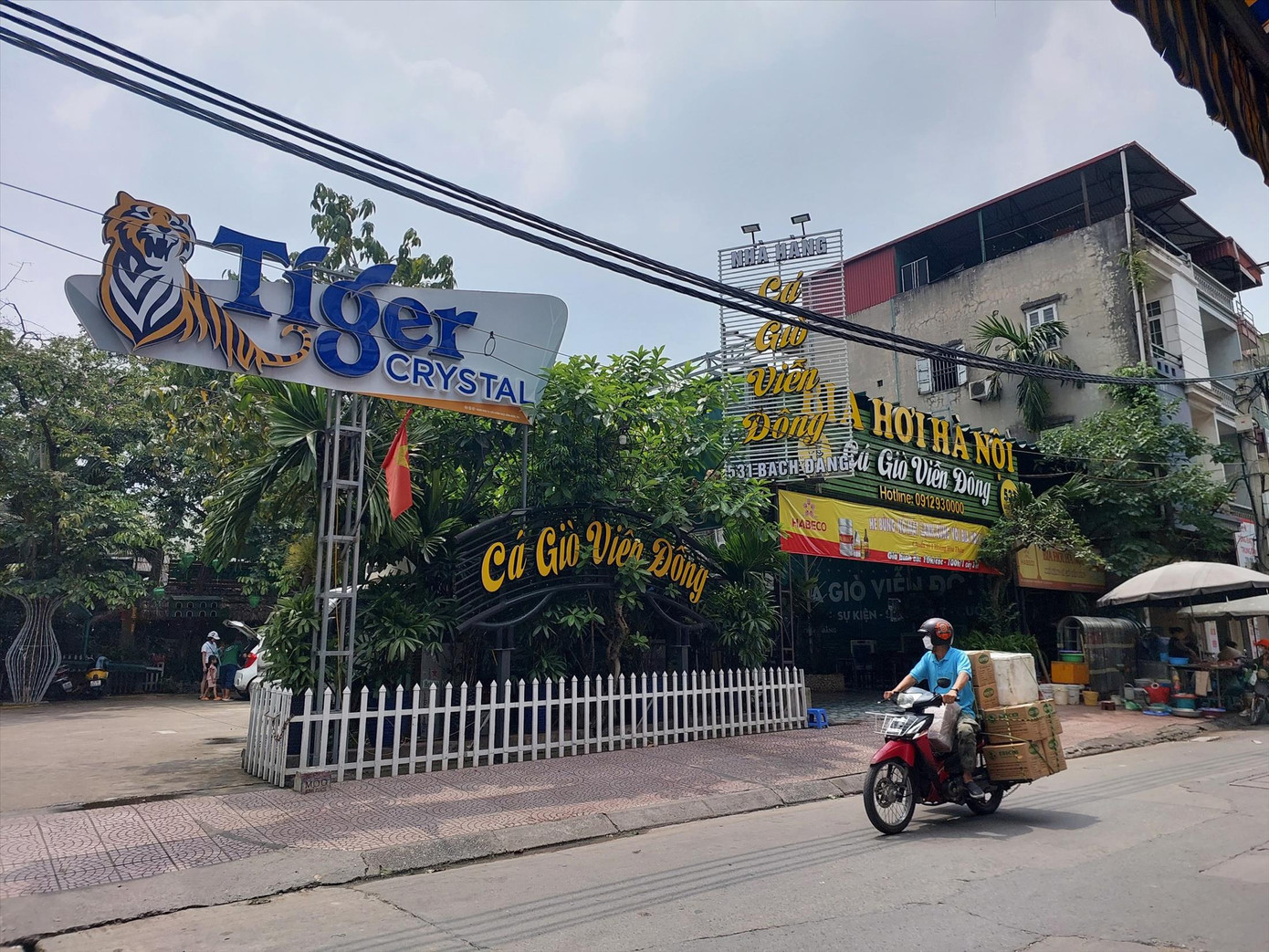 Một nhà hàng tại đường Bạch Đằng (Hà Nội) bị đối tượng mua bán hoá đơn khống lấy địa chỉ thành lập tới 2 “DN ma”